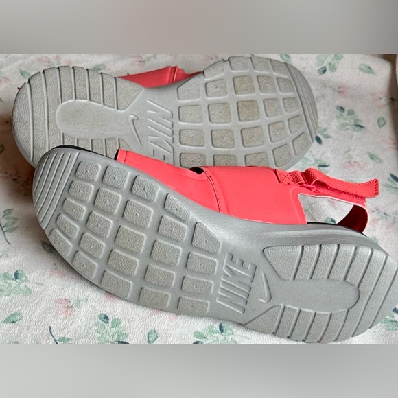 Nike Women's Tanjun Red Synthetic Sandals Solar - Picture 5 of 6